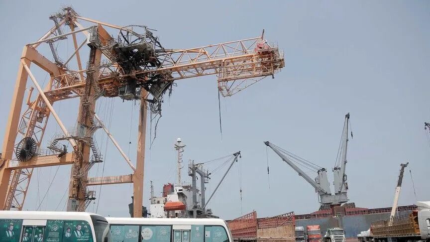 Imagen de portada - Houthi Attack on Mocha Port Leaves 7 Dead and 35 Injured in Yemen