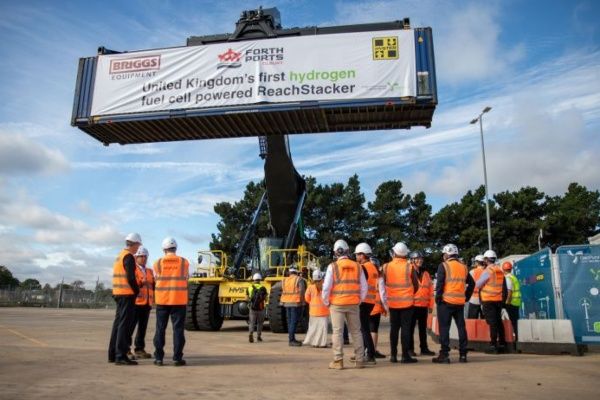 Imagen de portada - Hyster entrega a Puerto de Tilbury primer ReachStacker alimentado por pila de combustible de hidrógeno del Reino Unido