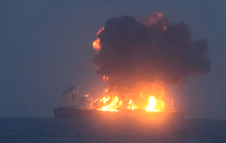 Petrolero Amzan se incendia tras ataque Houthi en el Mar Rojo