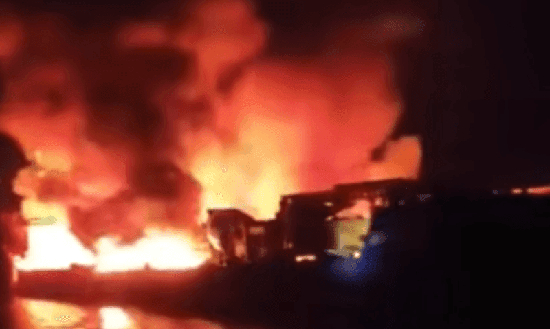 Imagen de portada - Incendio a bordo de un buque de carga de cubierta indonesio cobra dos vidas