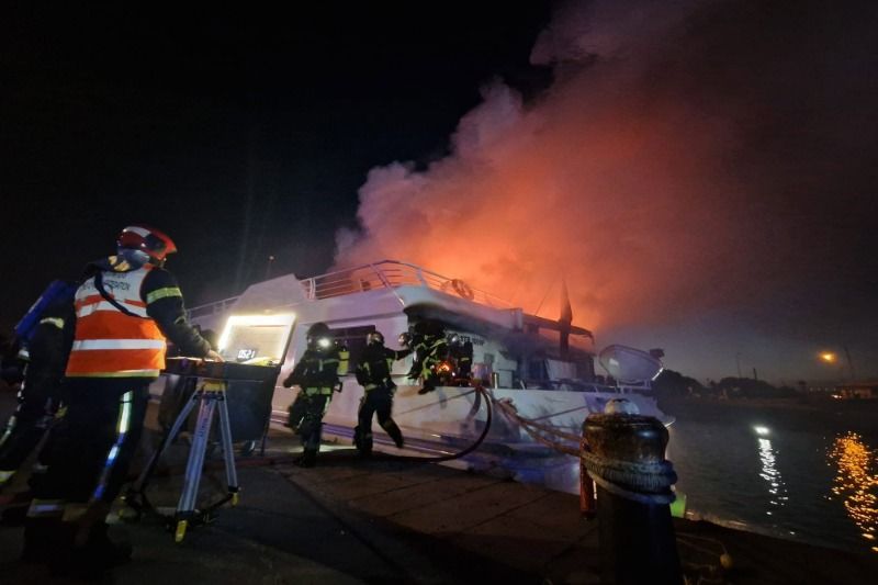 Imagen de portada - Incendio en el crucero Botticelli de CroisiEurope en Honfleur sin víctimas