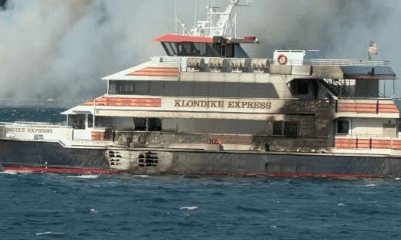 Imagen de portada - Incendio en la terminal de cruceros de Alaska daña el buque Klondike Express