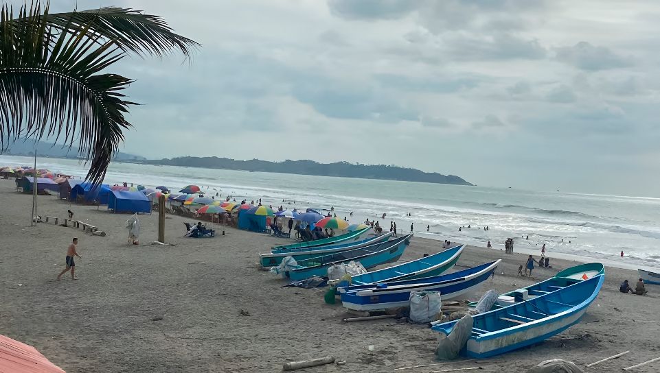 Imagen de portada - Inocar warns of very rough sea conditions on the Ecuadorian coast during the weekend