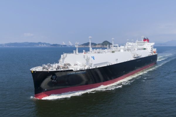 Imagen de portada - K Line Christens LNG Carrier Toho Emerald for Toho Gas