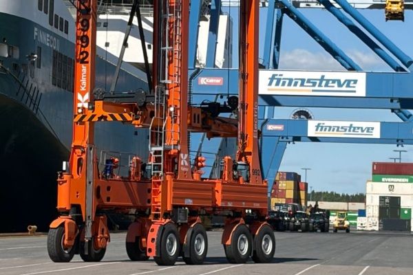 Imagen de portada - Kalmar delivers three electric straddle carriers to Finnsteve for operations at Vuosaari Port
