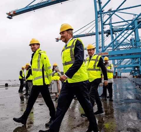 Imagen de portada - King of the Netherlands Visits APM Terminals Facilities in Maasvlakte II