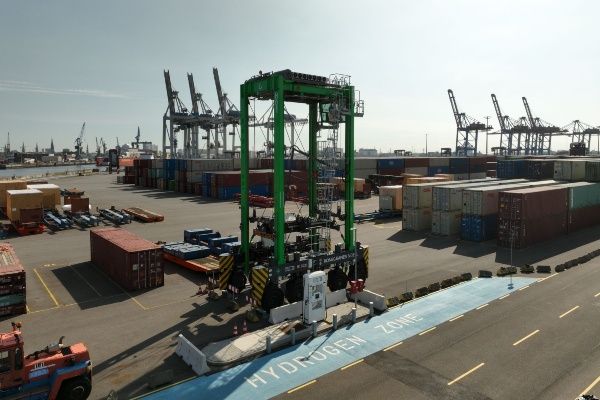 Imagen de portada - Konecranes Tests Hydrogen-Powered Gantry Crane in Port of Hamburg