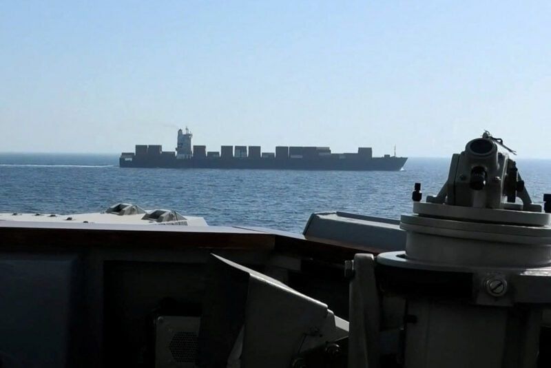 Imagen de portada - La Armada de EE. UU. ataca un portacontenedores con bandera de Panamá en el Golfo de Omán en cumplimiento del bloqueo a Irán