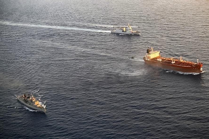 Imagen de portada - La Armada italiana aborda un petrolero ruso sancionado en una operación de la "flota en la sombra"