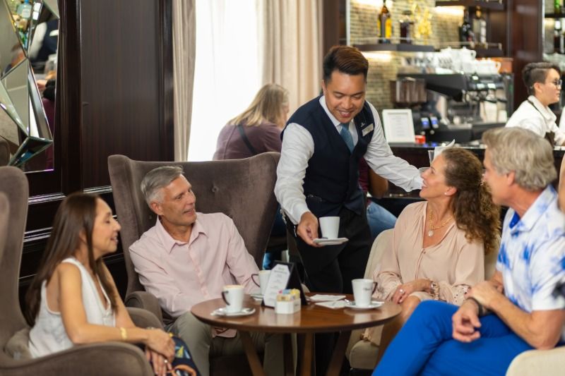 Imagen de portada - La nueva campaña de Azamara celebra los cruceros en barcos pequeños