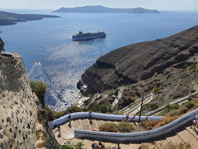 Imagen de portada - Las escaleras de Karavolades en Santorini reabren tras el derrumbe de un muro