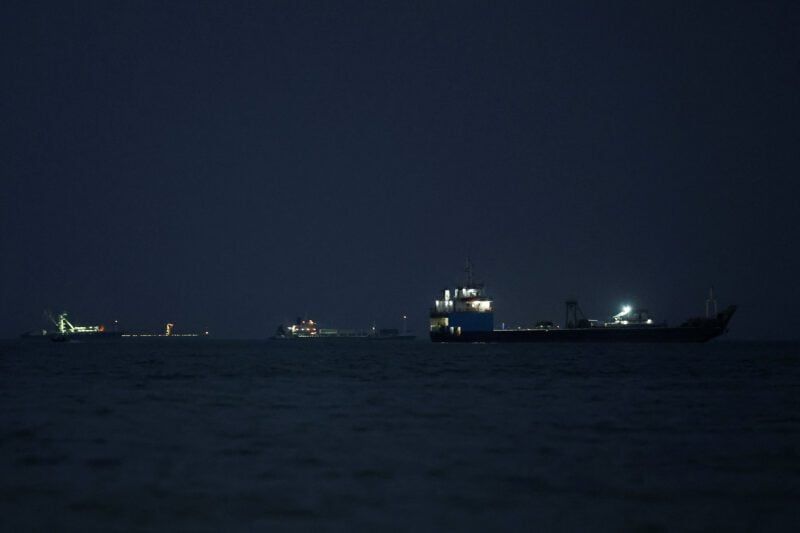 Imagen de portada - Las sanciones de EE. UU. contra Irán se intensifican mientras los mediadores presionan para reabrir el Estrecho de Ormuz