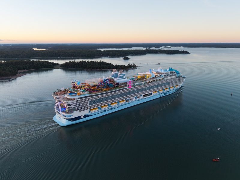Imagen de portada - Legend of the Seas cancela escalas en Nápoles debido a restricciones portuarias