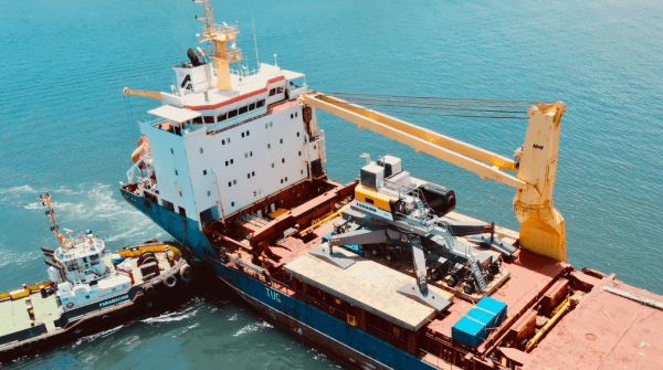 Imagen de portada - Liebherr LHM 420 Crane Arrives at Guanta Port to Boost Operations
