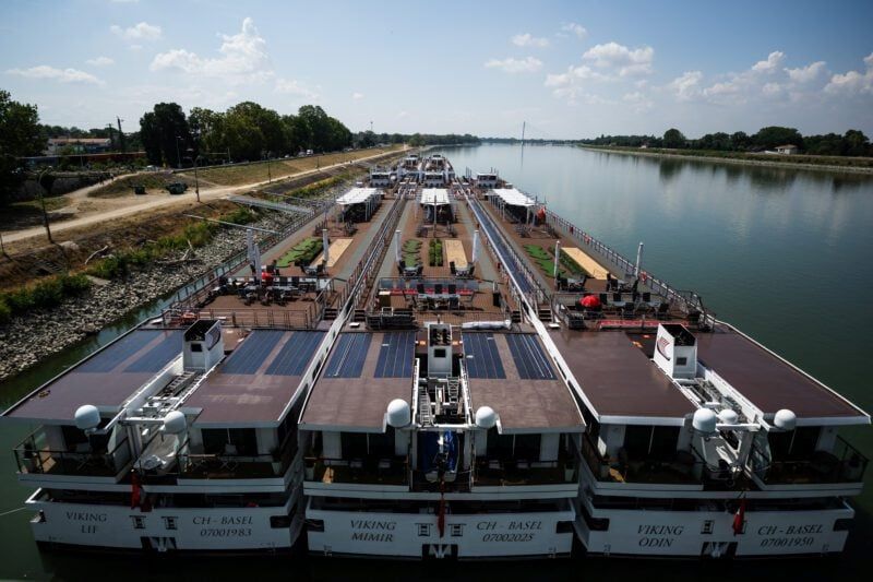 Imagen de portada - Los bajos niveles de agua del río Danubio dejan varados a cruceros en Hungría
