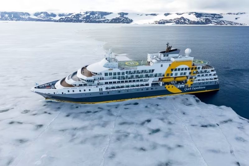 Imagen de portada - Los buques de Quark Expeditions presencian un eclipse solar total en Groenlandia