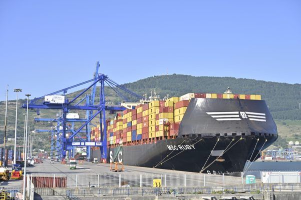 Imagen de portada - MRCC de Singapur coordina rescate de 25 tripulantes del MSC Hermes III