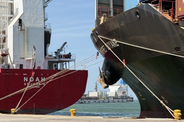 Imagen de portada - Maracaibo Simultaneously Handles Three International Flag Vessels