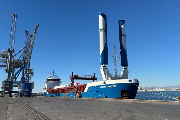 Imagen de portada - Maria Sibum Docks at PortCastelló with Rigid Suction Sail System