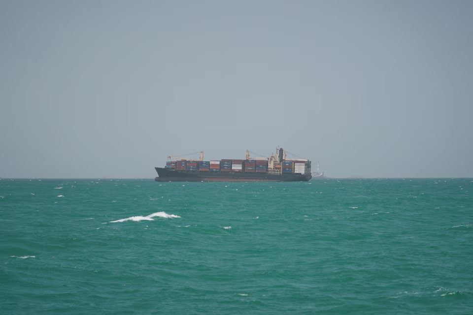 Imagen de portada - Maritime Traffic Diverges in Straits of Hormuz and Bab el-Mandeb