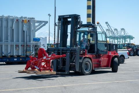Imagen de portada - Northwest Seaport Alliance Installs Second Electric Forklift at Port of Tacoma