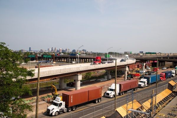 Imagen de portada - Nueva rampa hacia Puerto de Newark ve pasar 1.500 camiones en cada hora punta