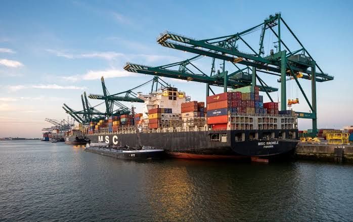 Imagen de portada - Oil Spill in Port of Antwerp: Cleaning Operation in Deurganckdok