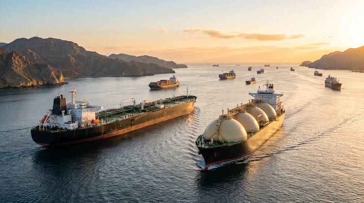 Imagen de portada - Oil Transit Through the Strait of Hormuz Reactivates After Reduction of International Tensions
