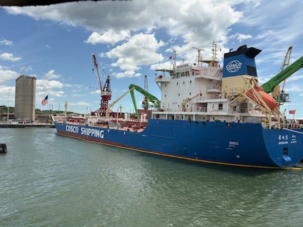 Imagen de portada - Petrolero chino de COSCO entrega asfalto en Connecticut bajo exención de la Ley Jones