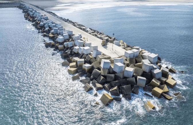 Imagen de portada - Port of Avilés Completes Installation of 438 Blocks in Breakwater