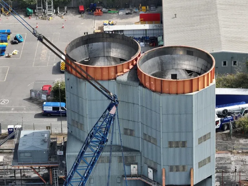 Imagen de portada - Port of Bristol Begins Final Phase of Coal Silo Dismantling in Avonmouth