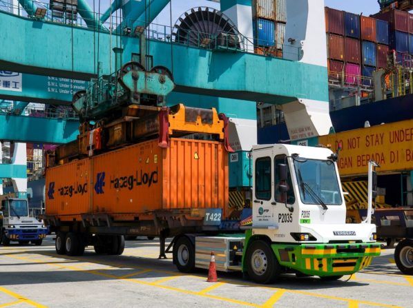 Imagen de portada - Port of Tanjung Pelepas Deploys 21 Electric Terminal Tractors in Malaysia