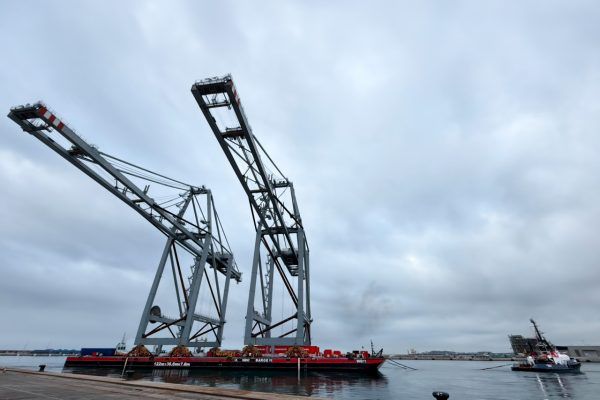 Imagen de portada - Port of Tarragona: Old DP World Cranes Give Way to Cosco's