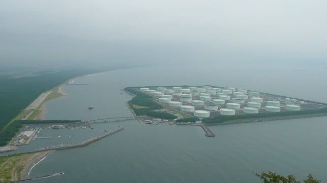 Imagen de portada - Productores de petróleo advierten sobre la disminución de las reservas mientras continúa el cierre de Ormuz