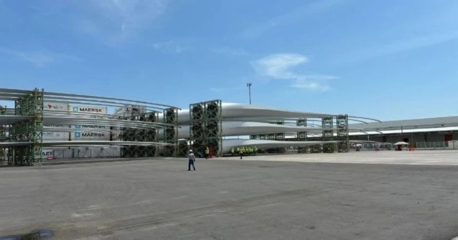 Imagen de portada - Proyecto eólico Villonaco III prepara traslado de 57 palas desde Puerto Bolívar hacia Loja