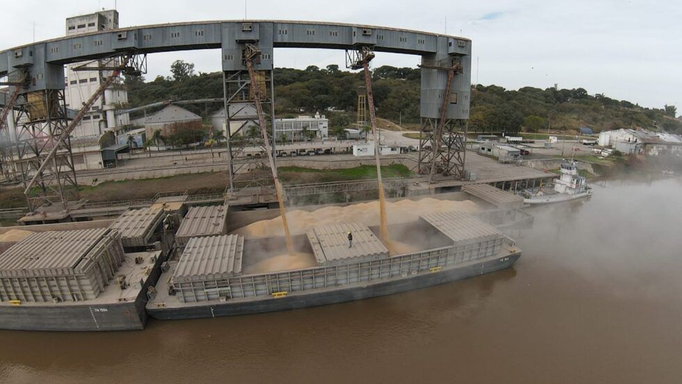 Puerto Diamante recibió su primer convoy completo de barcazas contenedoras y proyecta incorporar una grúa para avanzar hacia la exportación directa