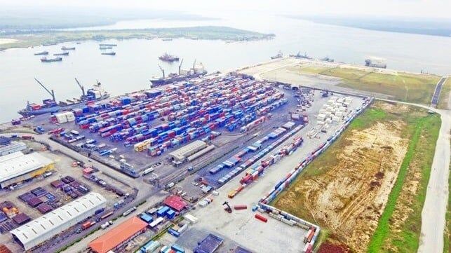 Imagen de portada - Puertos de Nigeria bloqueados tras colisión entre un buque alimentador de Maersk y una barcaza