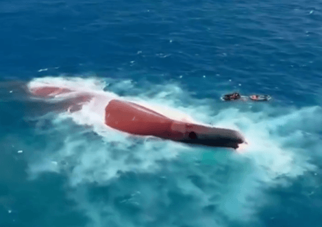 Imagen de portada - Rescatistas recuperan otra víctima desde buque de pasajeros que volcó en mar de Java