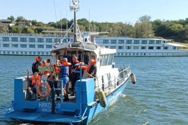 Imagen de portada - River Cruise Ship Viking Ullur Runs Aground on the Danube Due to Low Water Levels