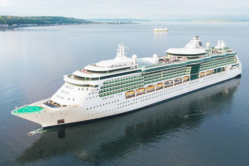 Imagen de portada - Royal Caribbean Cancela Crucero del Serenade Después del Embarque de Pasajeros