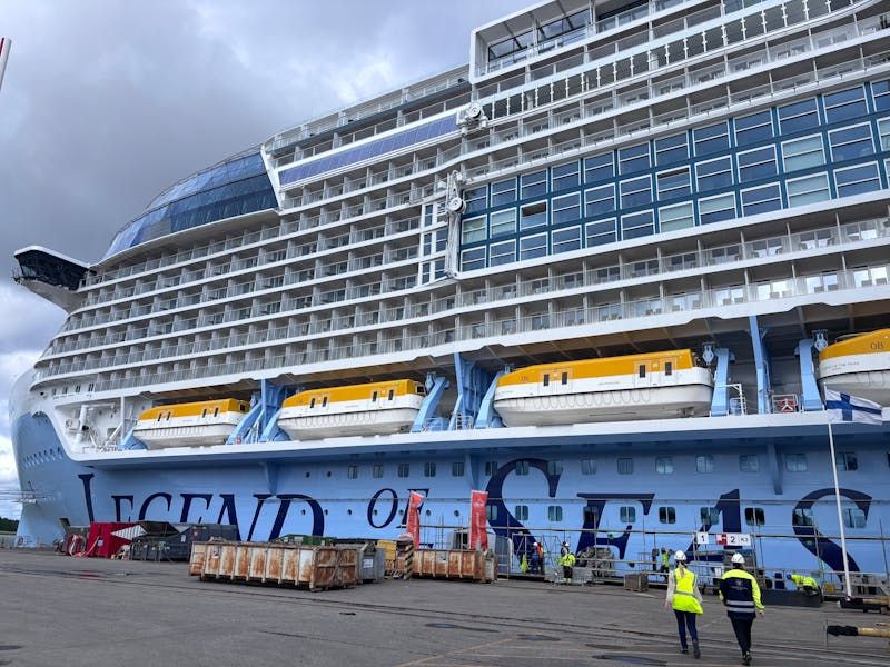 Imagen de portada - Royal Caribbean Nombra a 6 Artistas para la Colección del Legend of the Seas