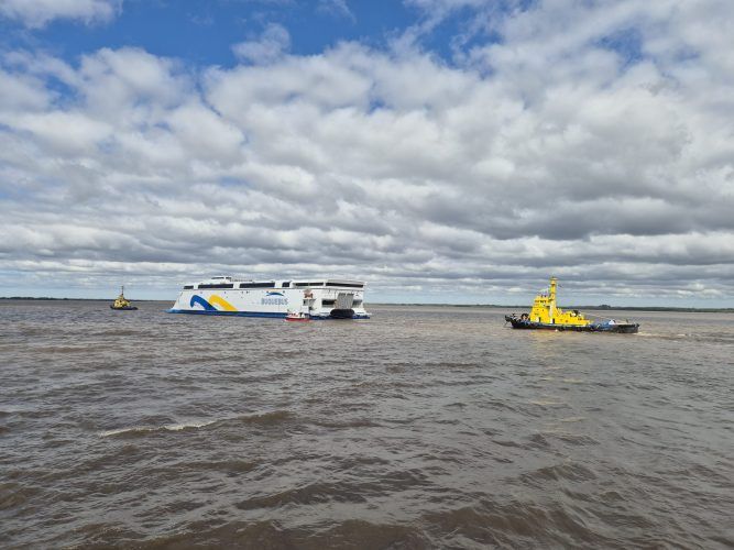 Imagen de portada - SAAM Towage Leads Discharge and Transfer of the China Zorrilla Electric Catamaran in Uruguay