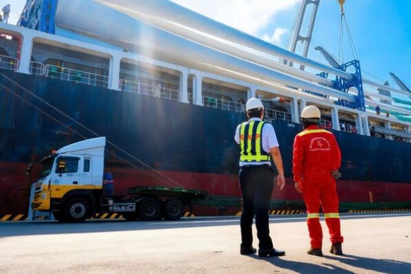 Imagen de portada - Saigon Newport Receives Largest Wind Turbine Blades Moved in Vietnam