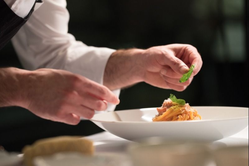 Imagen de portada - Scenic Lanza Viajes Culinarios con los Chefs Celebridad Rodriguez y Rodrigo