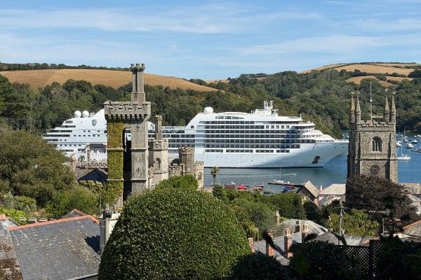 Imagen de portada - Seabourn Ovation Makes First Call at Port of Fowey