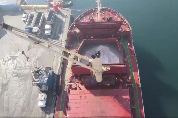 Imagen de portada - Servicios Portuarios Reloncaví Leads Unloading of 33,000 Tons of Cargo in Puerto Montt