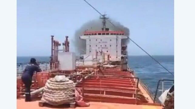 Imagen de portada - Tripulación india rescatada de un petrolero en llamas inhabilitado por las fuerzas estadounidenses frente a Omán