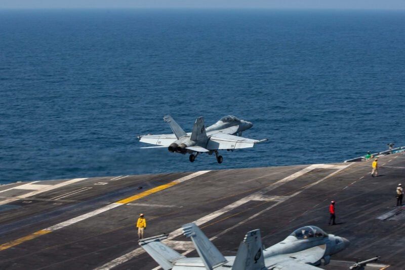 Imagen de portada - Trump Ordena a la Marina Volver a las Catapultas de Vapor para Portaaviones