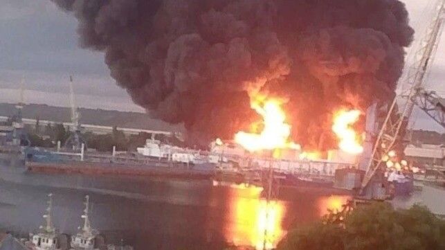 Imagen de portada - Ucrania Inhabilita el Ferry del Estrecho de Kerch, Interrumpiendo el Suministro de Combustible Ruso