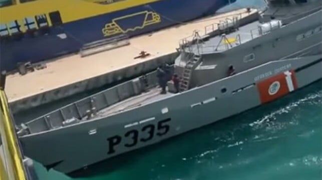 Imagen de portada - Video: Patrullera mexicana pierde el control y choca contra un ferry atracado